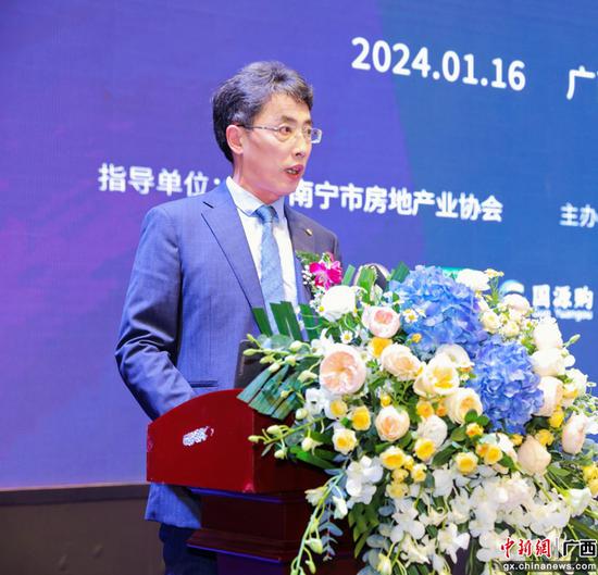 南宁市房地产业协会常务副会长汪忠文现场致辞 主办方 供图 南宁市房地产业协会常务副会长汪忠文现场致辞 主办方 供图